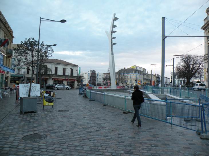  fontaine et lampadaires devant la gare